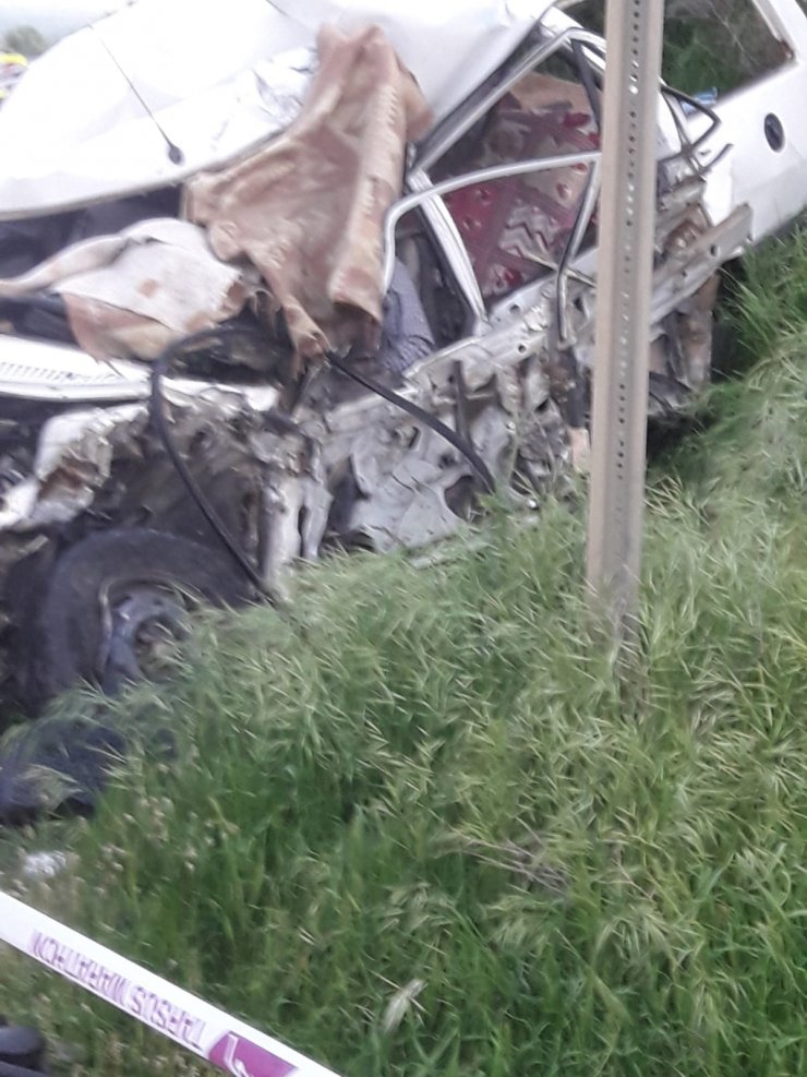 MERSİN'in Tarsus ilçesinde kamyon ile çarpışan otomobilin sürücüsü K.K. (71), hayatını kaybetti.