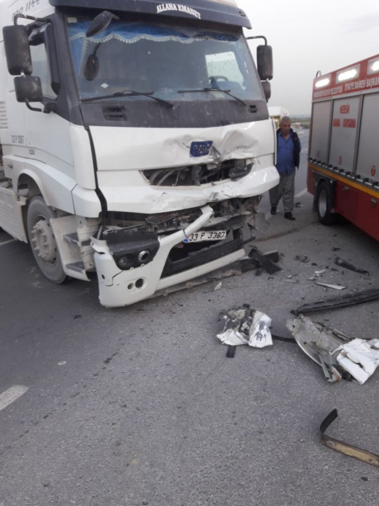 MERSİN'in Tarsus ilçesinde kamyon ile çarpışan otomobilin sürücüsü K.K. (71), hayatını kaybetti.