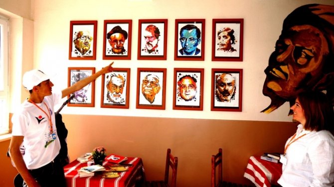 öğrenciler tarafından okulun dördüncü katındaki koridor "Edebiyat Sokağı'na dönüştürüldü