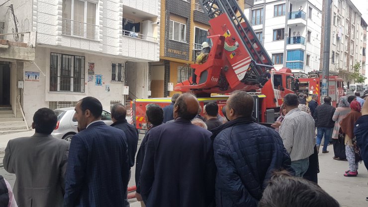 Esenyurt'ta binanın çatısında yangın itfaiyenin müdahalesiyle söndürüldü