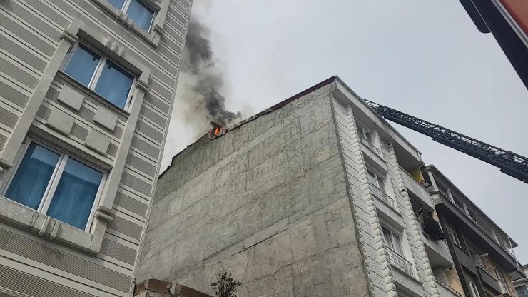 Esenyurt'ta binanın çatısında yangın itfaiyenin müdahalesiyle söndürüldü