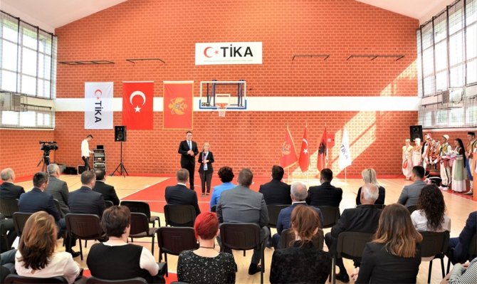 TİKA Karadağ’da Tuzi 25 Mayıs Lisesi Spor Salonu'nu yeniledi