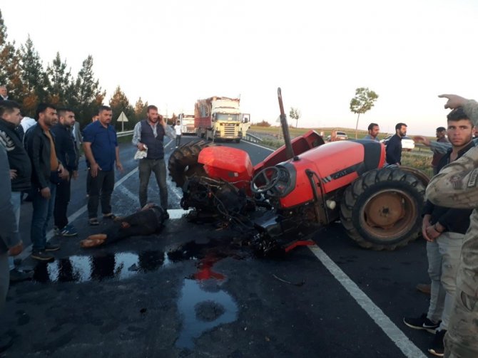 Tır ile traktörün çarpışması sonucu ikiye ayrılan traktörün sürücüsü ağır yaralandı
