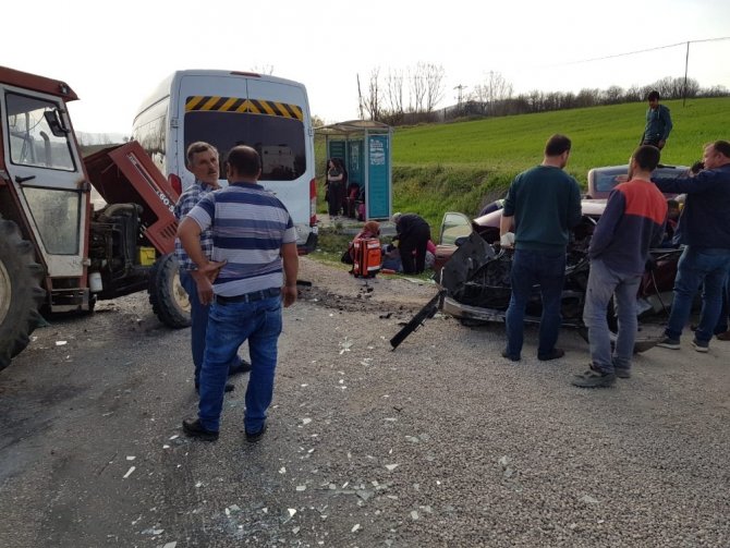 Bursa orhangazi'de meydan gelen zincirleme kazada 3 kişi yaralandı.