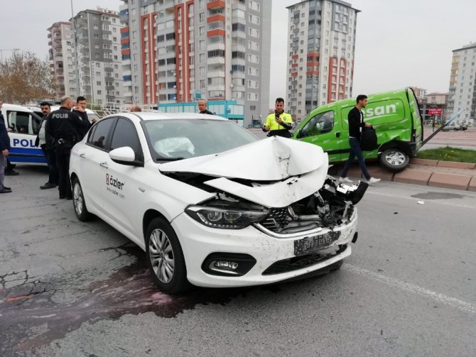 Kayseri'de iki otomobilin çarpışması sonucu meydana gelen trafik kazasında 3 kişi yaralandı