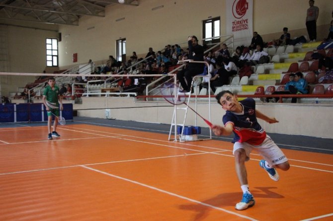 Okul Sporları Kız-Erkekler Badminton grup müsabakaları başladı