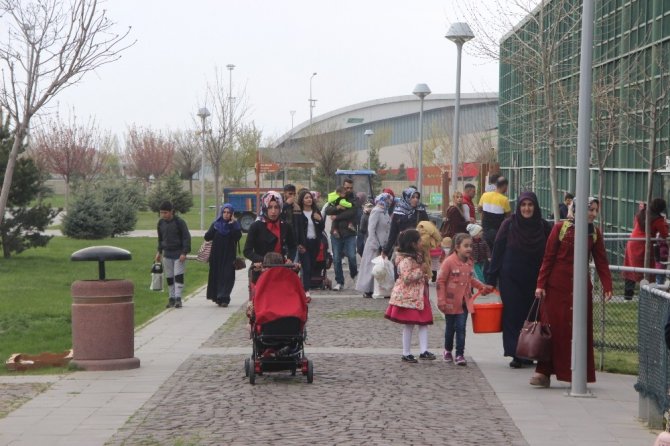 23 Nisan dolayısıyla Anadolu Harikalar Diyarı Hayvanat Bahçesi Hayvanat Bahçesine Ziyaretçi Akını