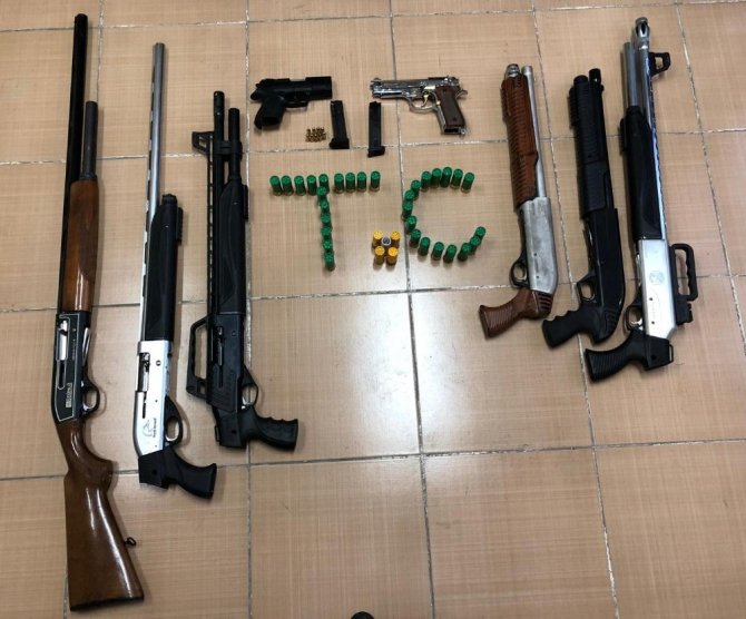 Ev değil cephanelik, Adana'da bir evde 8 ruhsatsız silah ele geçirildi