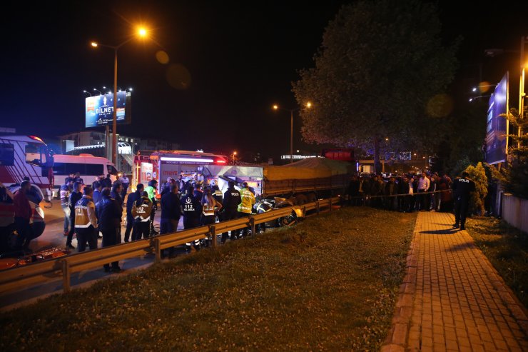 Kocaeli'de, emniyet şeridinde park halindeki tıra çarpan otomobildeki iki kişi hayatını kaybetti.