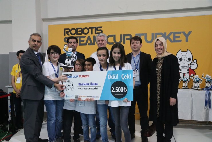 Robotik Yarışması'nda Ümraniyeli Bilge Çocuklar voleybol kategorisinde birinci oldu.