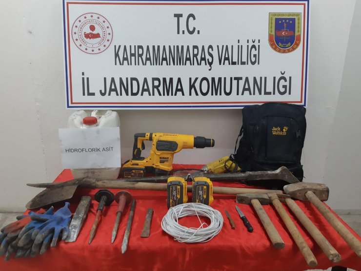 Kahramanmaraş'ın Çağlayancerit ilçesindeJandarmadan define avcılarına suçüstü