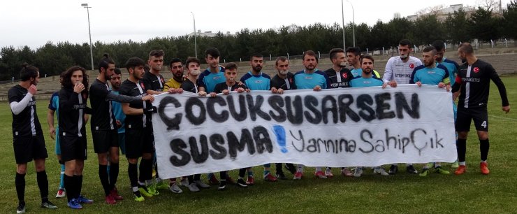 Erzurum Atatürk Üniversites İletişim Fakültesi takımı çocuk istismarını protesto etti.