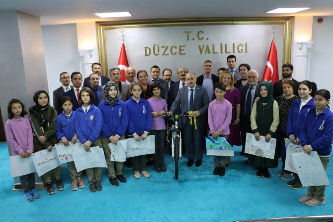 Betül Ceylan "Dünyamız Ağlıyor" konulu resmi ile Düzce birincisi oldu