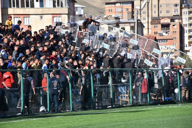 Hakkari Gençlik ve Sportif Faaliyetler Kulübü, Yüksekova Belediyespor'a penaltılarda mağlup oldu.
