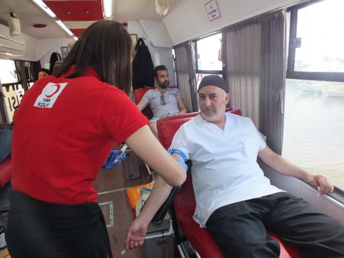 Kaş Limanı'nda konuşlanan Kızılay aracında vatandaşlar kan bağışında bulundu