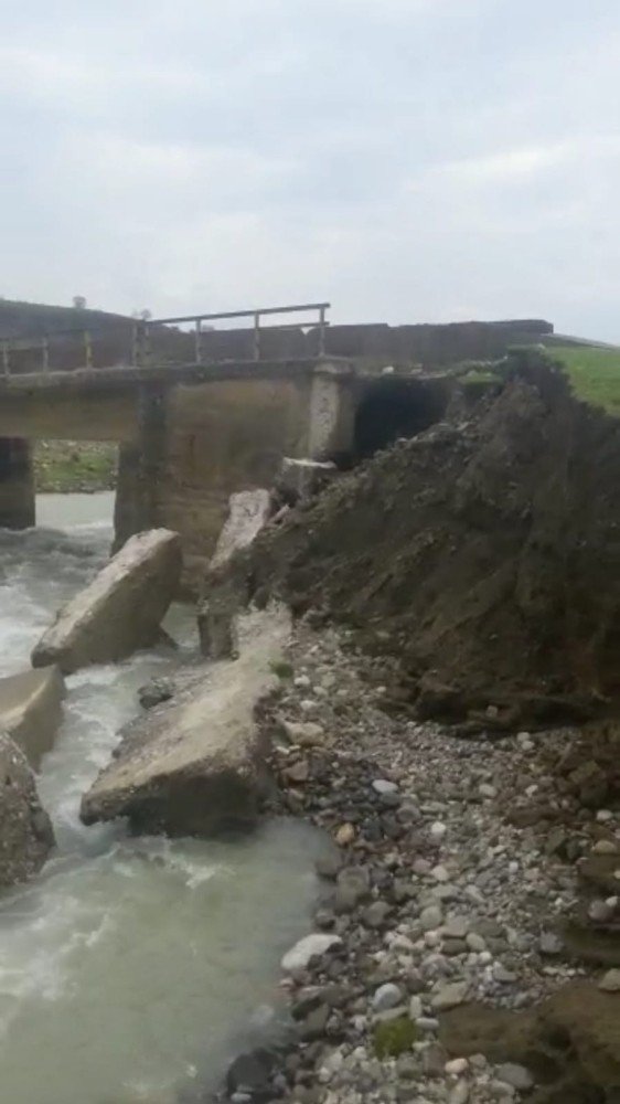 Siirt’te aşırı yağışlardan dolayı 11 köyün kullandığı köprü zarar gördü!