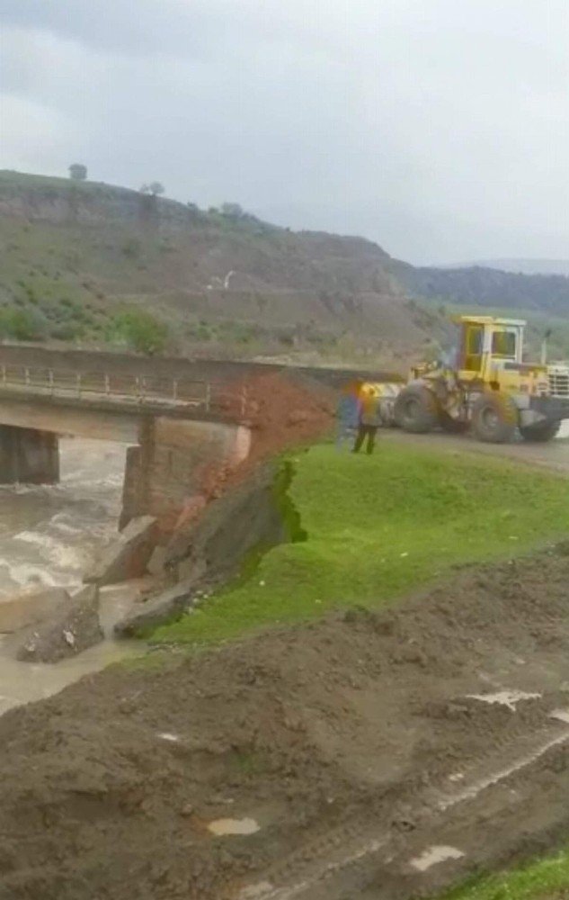 Siirt’te aşırı yağışlardan dolayı 11 köyün kullandığı köprü zarar gördü!