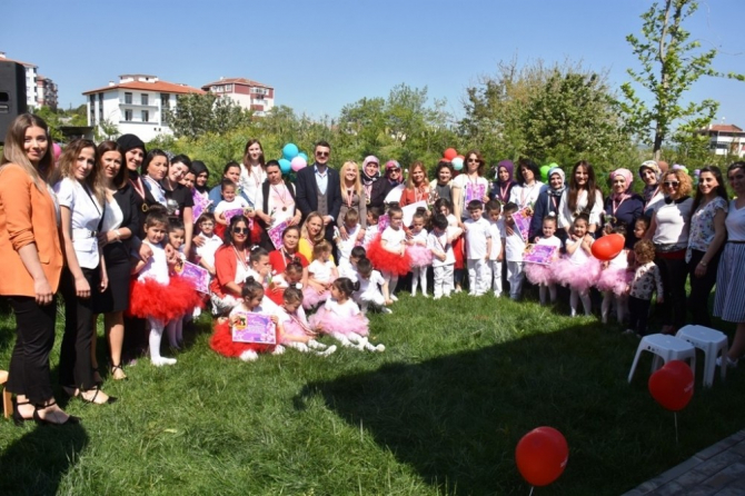 Akademili miniklerden annelerine sürpriz kutlama