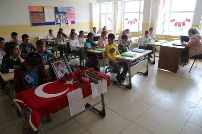 Teröristlerin şehit ettiği 13 yaşındaki Bilen’in arkadaşları, sırasına not bıraktı