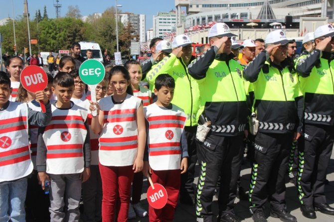 Vali Günaydın: ”İnsanlarımızı trafik konusunda eğitirsek, can kayıpları asgariye iner”