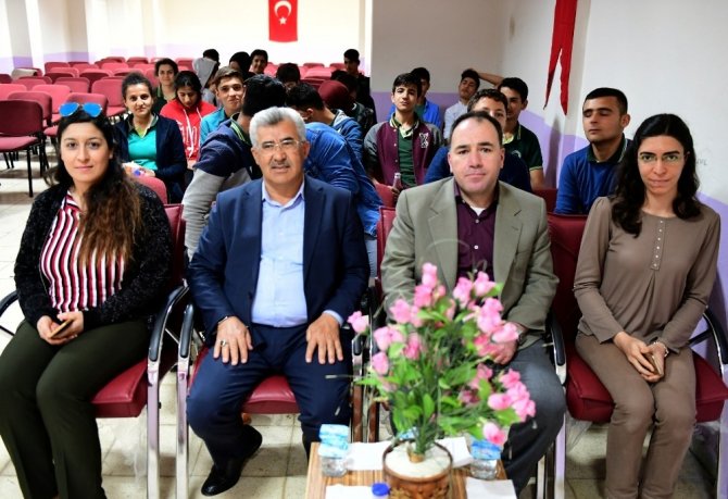 Akabe Toki Anadolu Lisesi'nde eğitim gören öğrencilere sinema etkinliği