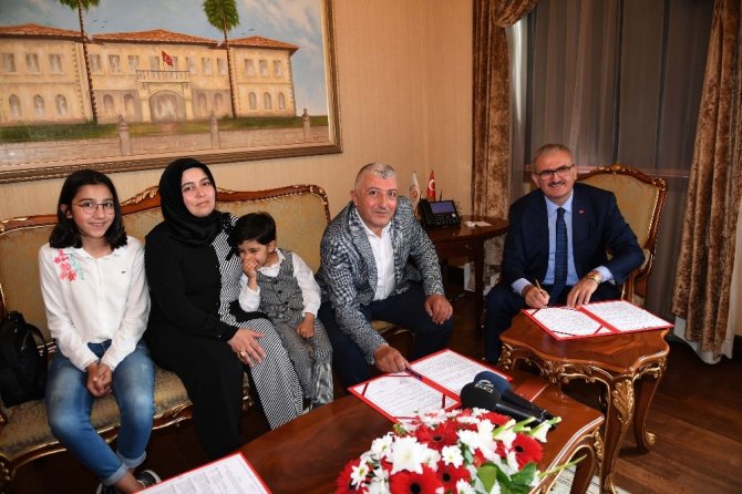 Aksekili hayırsever Hüseyin Göksoy eğitime destek vermek için 3 derslikli anaokulu protokolünü imzaladı.