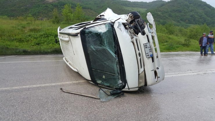 DÜZCE'de, otomobil ile minibüsün çarpışması sonucu meydana gelen kazada, sürücüler yaralandı.