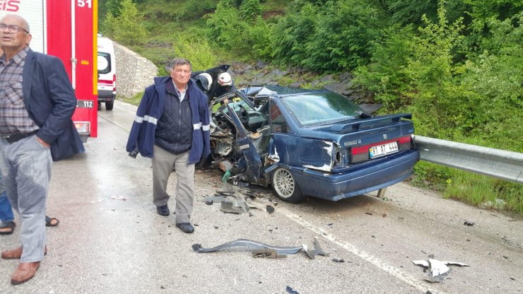 DÜZCE'de, otomobil ile minibüsün çarpışması sonucu meydana gelen kazada, sürücüler yaralandı.