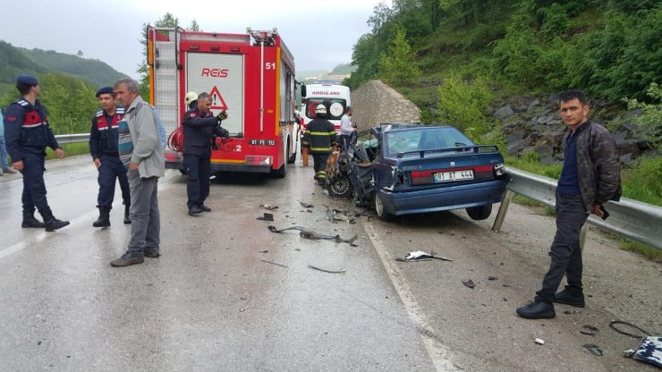 DÜZCE'de, otomobil ile minibüsün çarpışması sonucu meydana gelen kazada, sürücüler yaralandı.