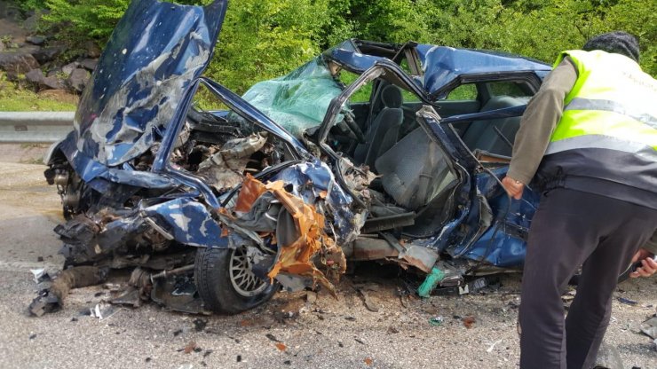 DÜZCE'de, otomobil ile minibüsün çarpışması sonucu meydana gelen kazada, sürücüler yaralandı.