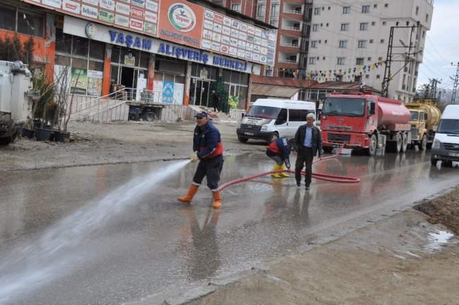 Hakkari'nin Yüksekova Belediyesi tarafından başlatılan bahar temizliği devam ediyor.