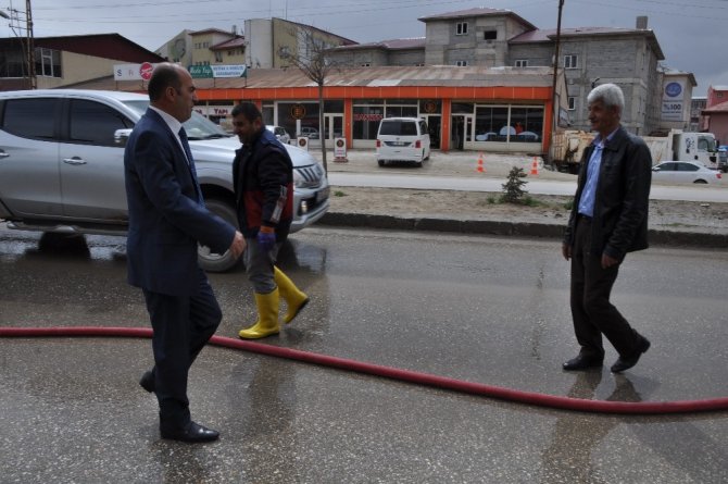 Hakkari'nin Yüksekova Belediyesi tarafından başlatılan bahar temizliği devam ediyor.
