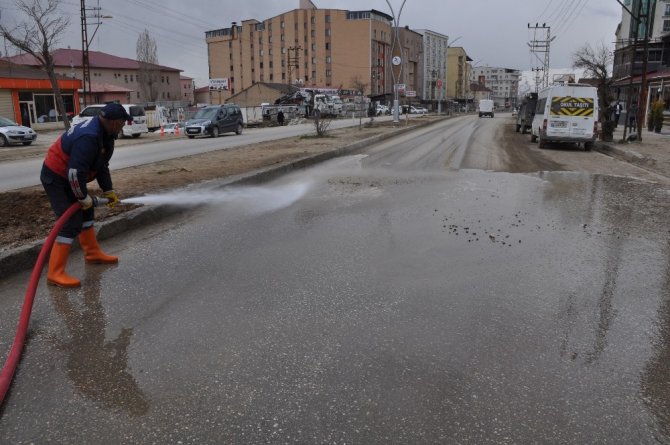 Hakkari'nin Yüksekova Belediyesi tarafından başlatılan bahar temizliği devam ediyor.