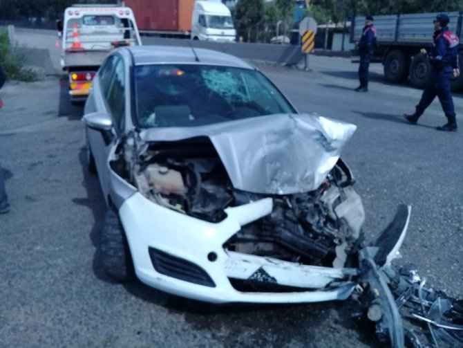 İzmir'in Aliağa ilçesinde otomobil ile tırın çarpışması sonucu meydana gelen kazada bir kişi yaralandı.