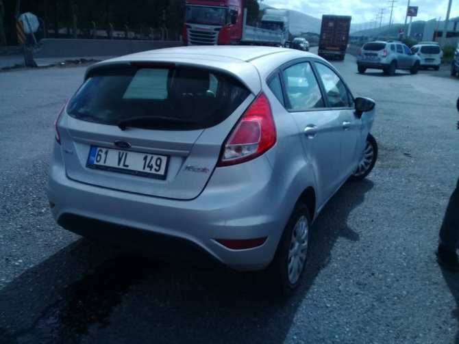 İzmir'in Aliağa ilçesinde otomobil ile tırın çarpışması sonucu meydana gelen kazada bir kişi yaralandı.