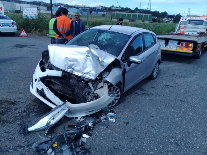 İzmir'in Aliağa ilçesinde otomobil ile tırın çarpışması sonucu meydana gelen kazada bir kişi yaralandı.