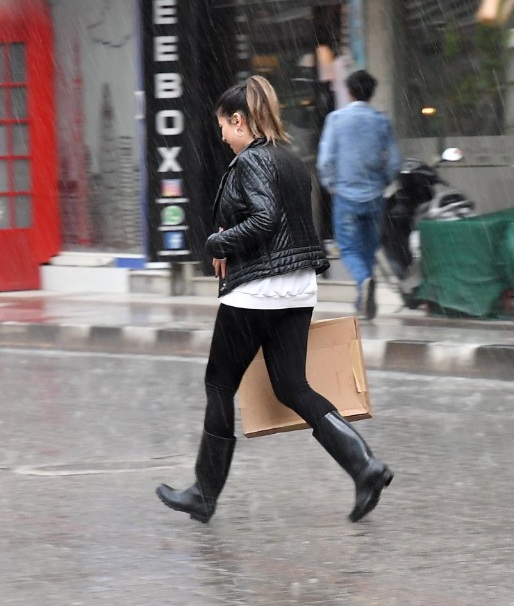 MANİSA'da öğle saatlerinde etkili olan gök gürültülü sağanak halkı hazırlıksız yakaladı.