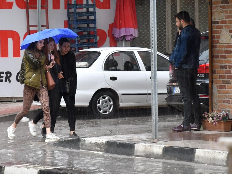 MANİSA'da öğle saatlerinde etkili olan gök gürültülü sağanak halkı hazırlıksız yakaladı.
