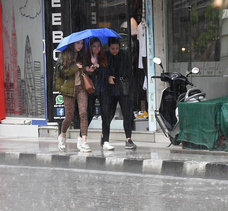 MANİSA'da öğle saatlerinde etkili olan gök gürültülü sağanak halkı hazırlıksız yakaladı.