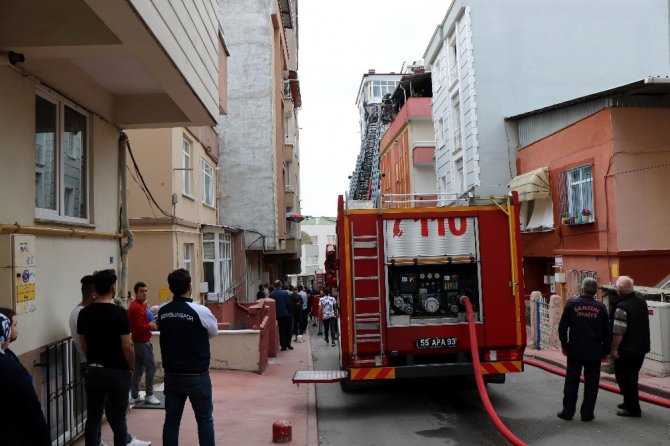 Samsun'da 4 katlı bir binanın çatısında çıkan yangın, kısa süreli panik oluşturdu.