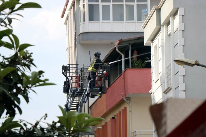 Samsun'da 4 katlı bir binanın çatısında çıkan yangın, kısa süreli panik oluşturdu.