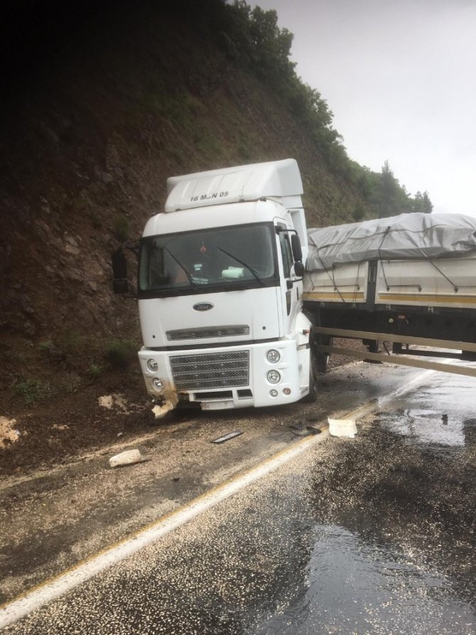 Bursa’da faciadan dönüldü! Direksiyon hakimiyetini kaybeden TIR, ters yöne girdi