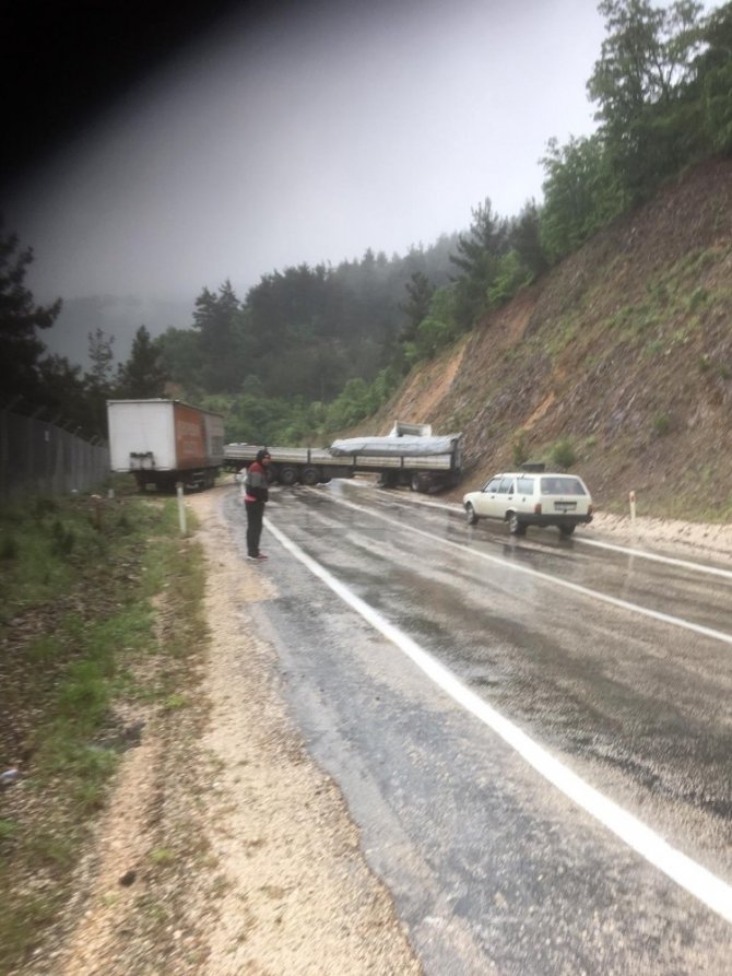 Bursa’da faciadan dönüldü! Direksiyon hakimiyetini kaybeden TIR, ters yöne girdi