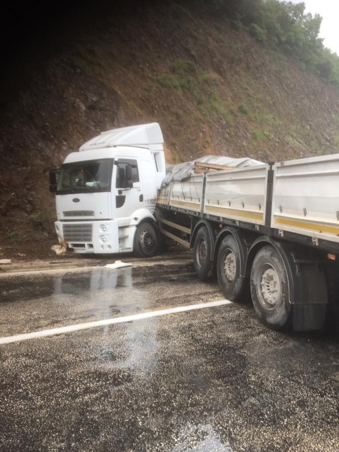 Bursa’da faciadan dönüldü! Direksiyon hakimiyetini kaybeden TIR, ters yöne girdi