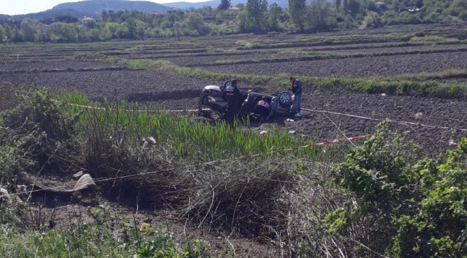 Çorum'un Kargı ilçesinde bir otomobil tarlaya uçtu: 1 ölü, 3 yaralı