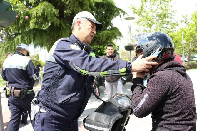 Konya'da, Karayolu Trafik Haftası dolayısıyla motosiklet sürücülerine kask dağıtıldı