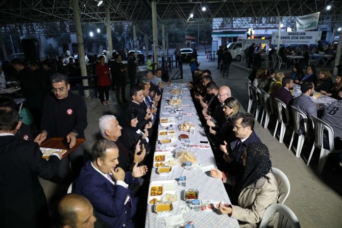 Muğla protokolü Belediyenin düzenlediği iftar yemeğinde buluştu
