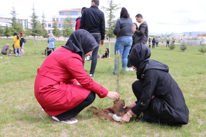 NEVÜ Öğrencileri yeşil üniversite projesi kapsamında fidanları toprakla buluşturdu