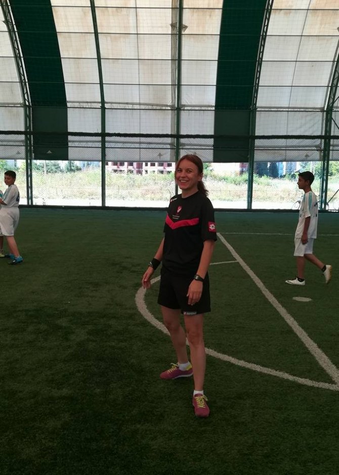 Hafta içi öğretmenlik hafta sonu yeşil sahalarda hakemlik yapıyor