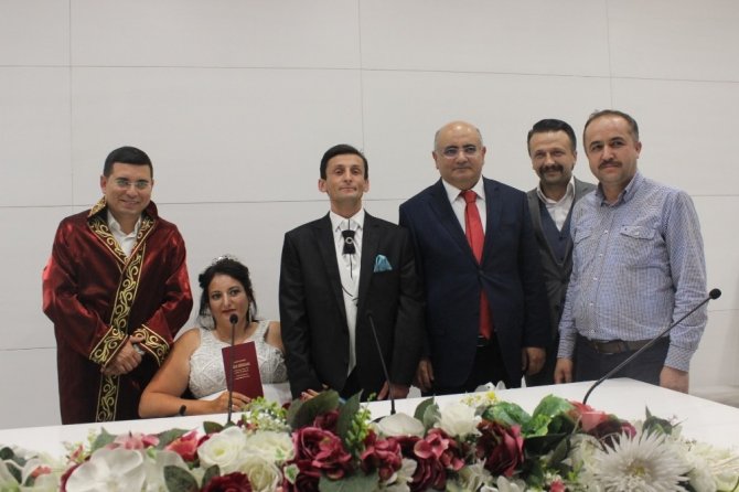 Bedensel engelli iki gencin aşkı kıyılan nikahla evliliğe dönüştü.